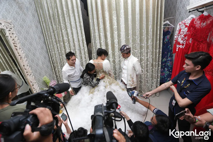 Sheza Idris tengah fitting gaun pengantin dengan Surya. ©KapanLagi.com/Budy Santoso