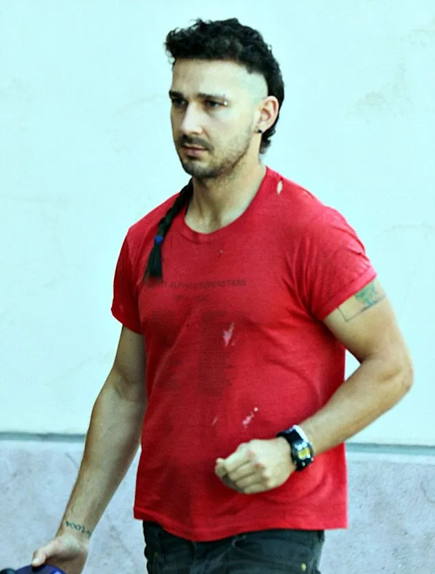 Shia LaBeouf mengubah gaya rambutnya © Dailymail