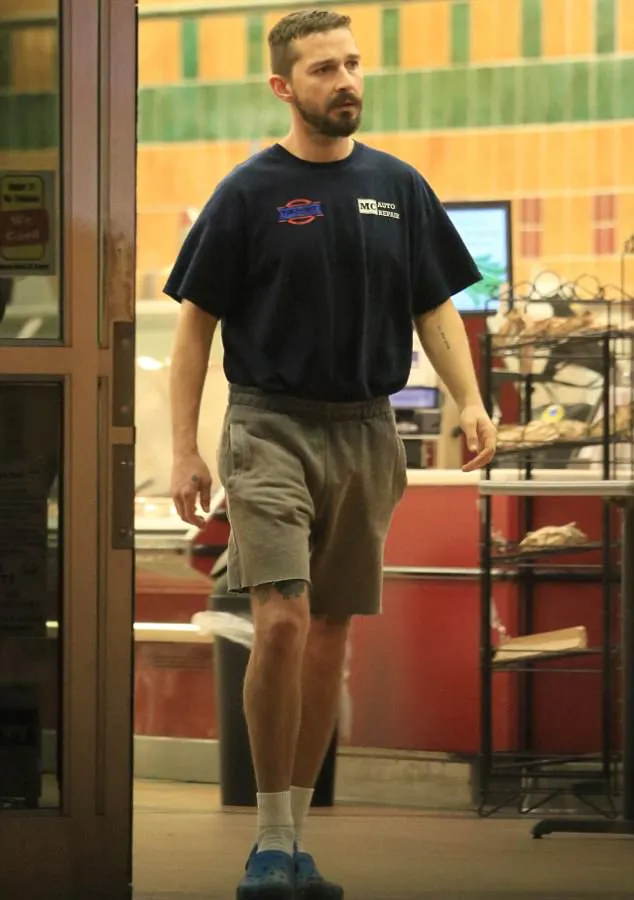 Culunnya gaya Shia saat belanja ke supermarket © dailymail.co.uk