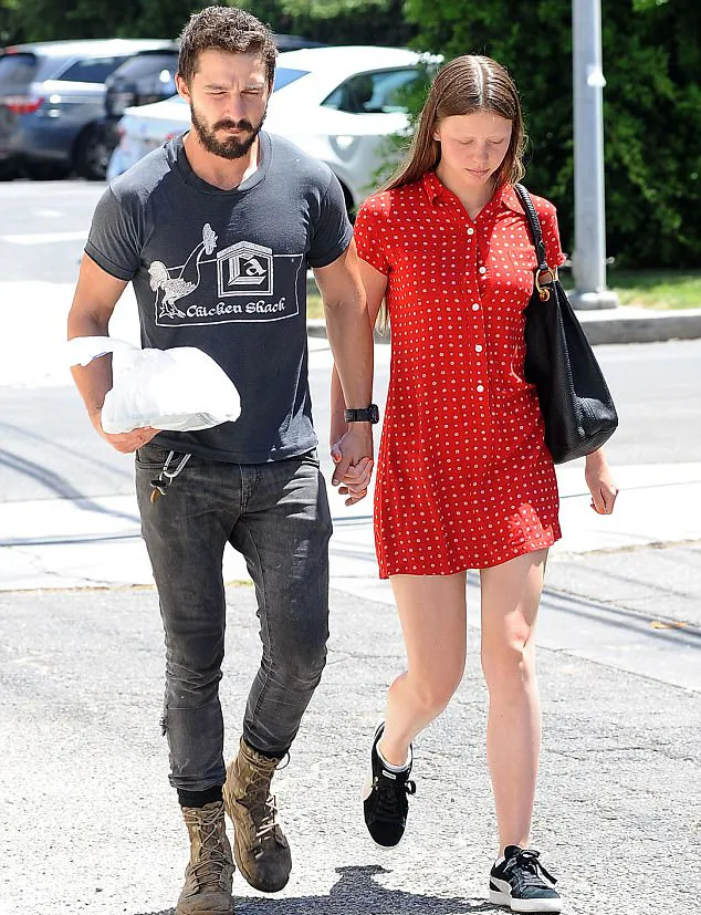 Selama ini Shia memang suka bereksperimen soal selera fashionnya © Shutterstock/dailymail.co.uk