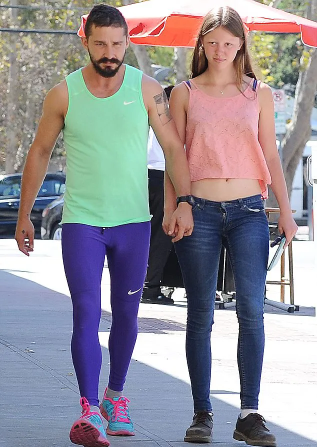 Shia dengan gayanya yang unik dan nyentrik © Shutterstock/dailymail.co.uk