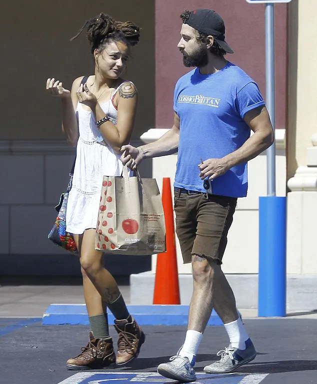 Inikah pacar baru Shia LaBeouf? © FameFlynet