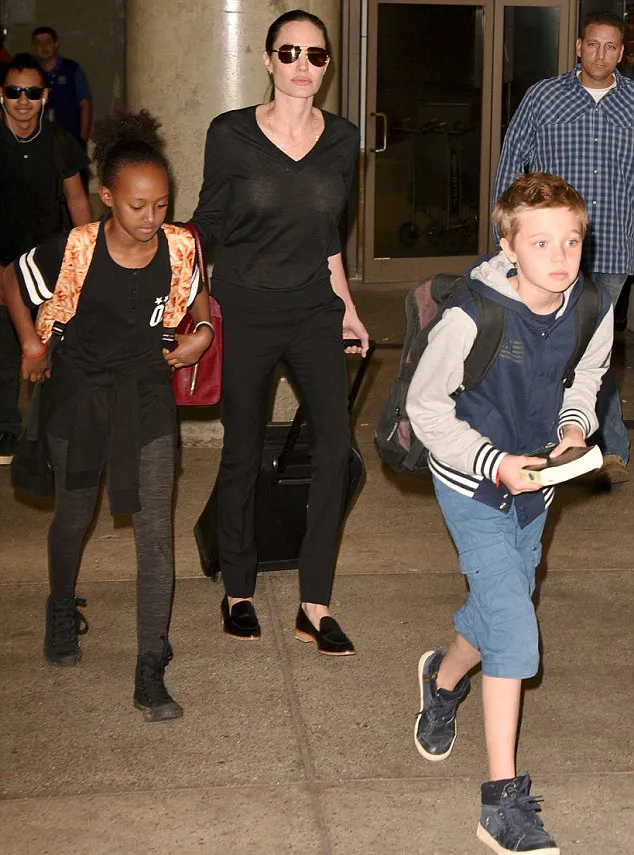 Shiloh makin mirip bocah laki-laki © Splashnews.com