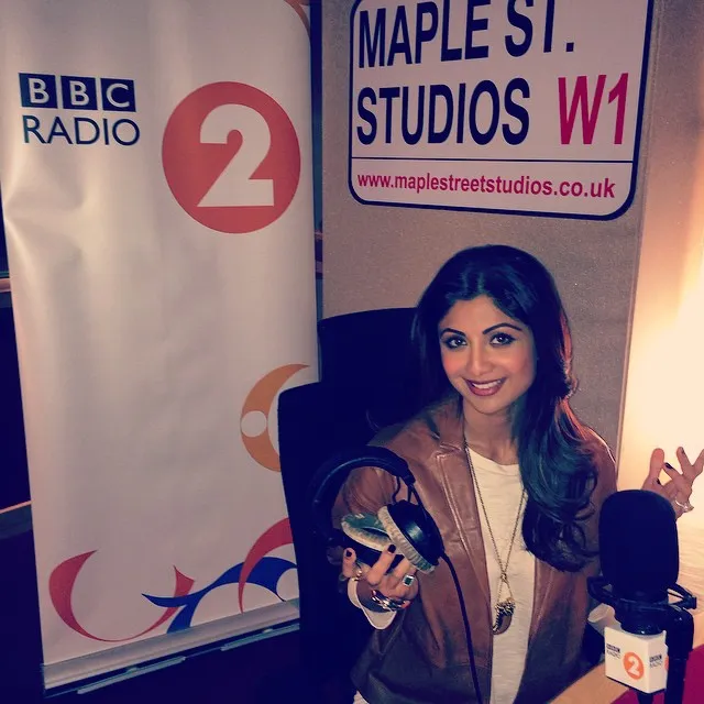 Ini dia aksi Shilpa Shetty saat berada di ruang siaran BBC Radio 2 London @instagram.com/officialshilpashetty
