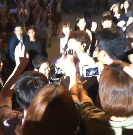 Penampakan Shin Dong Yup dalam konser Sung Si Kyung. ©koreaboo.com