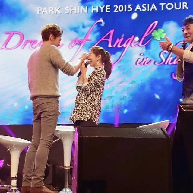 Park Shin Hye menangis di depan para fans karena Kim Young Kwang. ©soompi.com