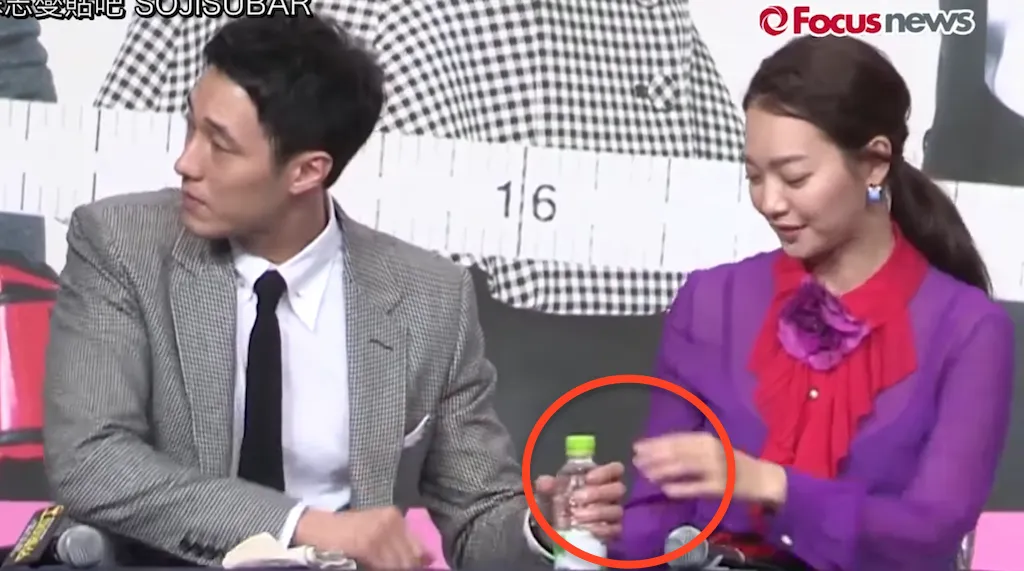 So Ji Sub yang dengan perhatian membuka air mineral untuk Shin Min Ah. ©dramafever.com