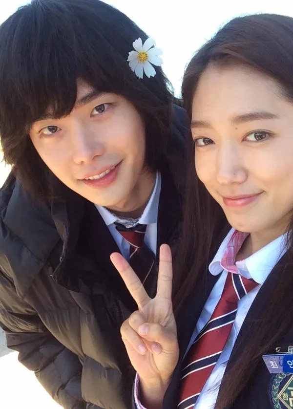 Lee Jong Suk merasa Park Shin Hye sangat cantik. @SBS