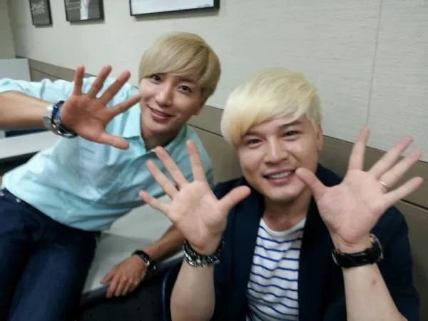 Baru saja Leeteuk kembali, kali ini Shindong Super Junior akan segera berangkat wajib militer. @soompi.com