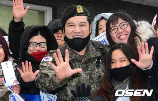 Shindong foto bareng fans © OSEN
