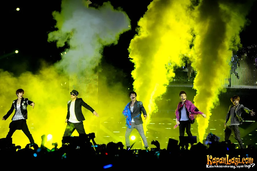 Aksi SHINee saat tampil di konser SMTown di Jakarta tahun 2012 silam