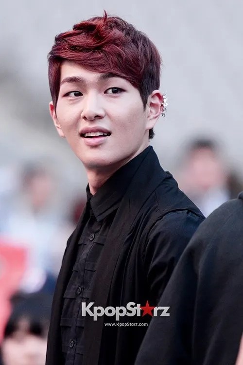 Jangan sedih Shawol, doakan saja semoga Onew segera sembuh! foto: Kpopstarz