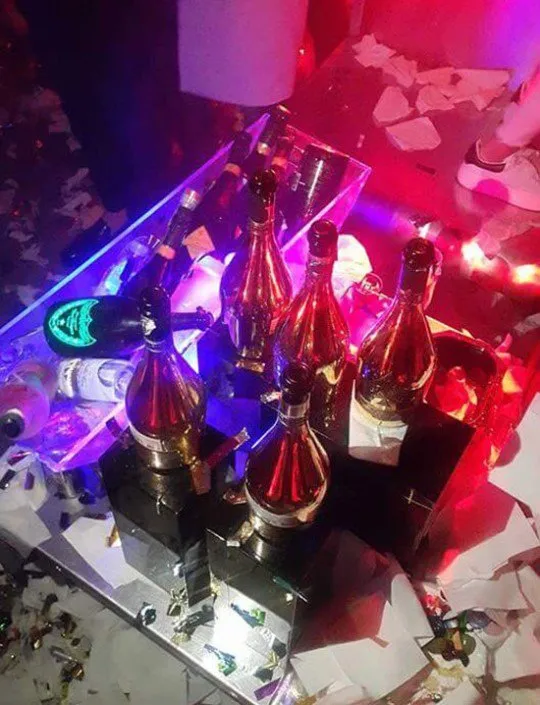 Berdasarkan pengakuan saksi, Onew memesan sampanye untuk merayakan ulang tahun temannya © Dispatch