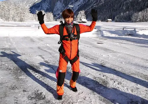 Taemin begitu enjoy menikmati waktu untuk melakukan olahraga ekstrem terjun payung. ©soompi.com