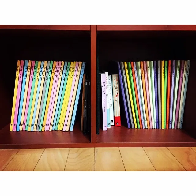 Park Shin Hye memamerkan naskah The Heirs dan Pinocchio yang masuk jadi koleksinya. @ssinz7 Instagram