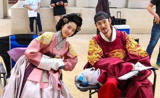 Peran pertama Park Shin Hye sebagai seprang ratu, bikin penasaran. @soompi.com