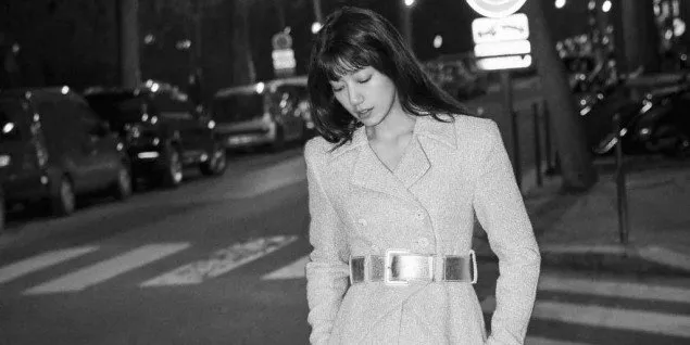 Park Shin Hye berpose di jalanan kota Paris. ©Marie Claire