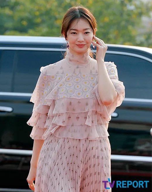 Shin Min Ah mengaku nonton drama Kim Woo Bin 'Uncontrollably Fond'. ©TV Reports