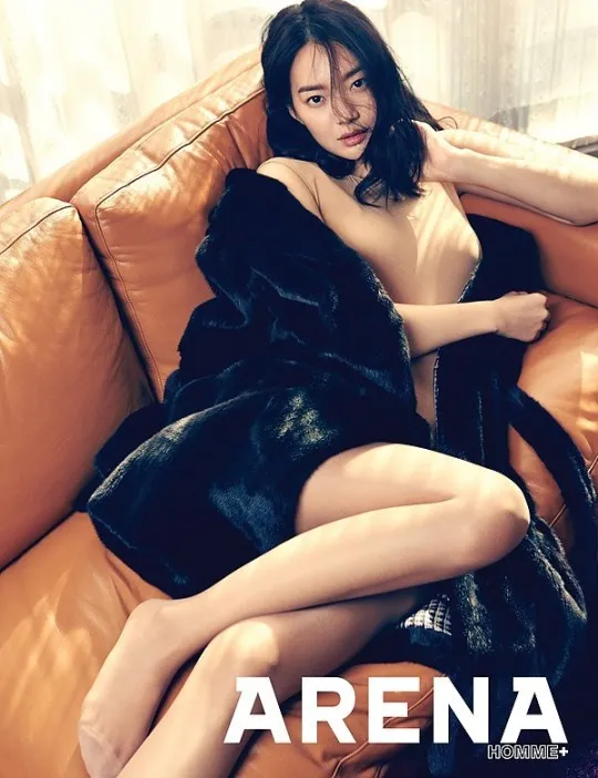 Shin Min Ah curhat soal perasaan galaunya. © Arena Homme Plus