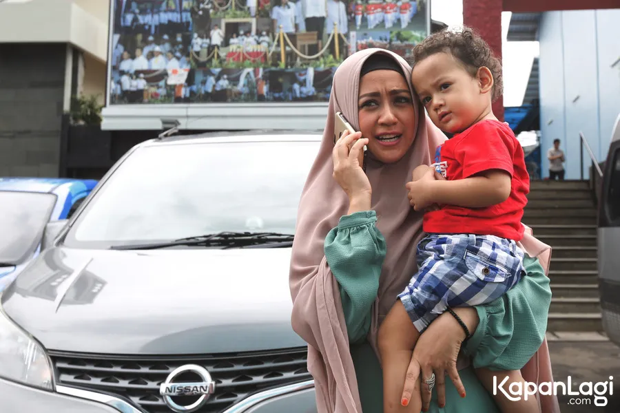 Shinta dan Ustaz Zacky besarkan anak bersama/©KapanLagi.com®/Budy Santoso