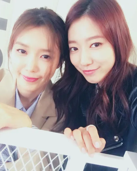 Park Shin Hye pamer foto bareng Chae Jung An di lokasi syuting entertainer. ©soompi.com