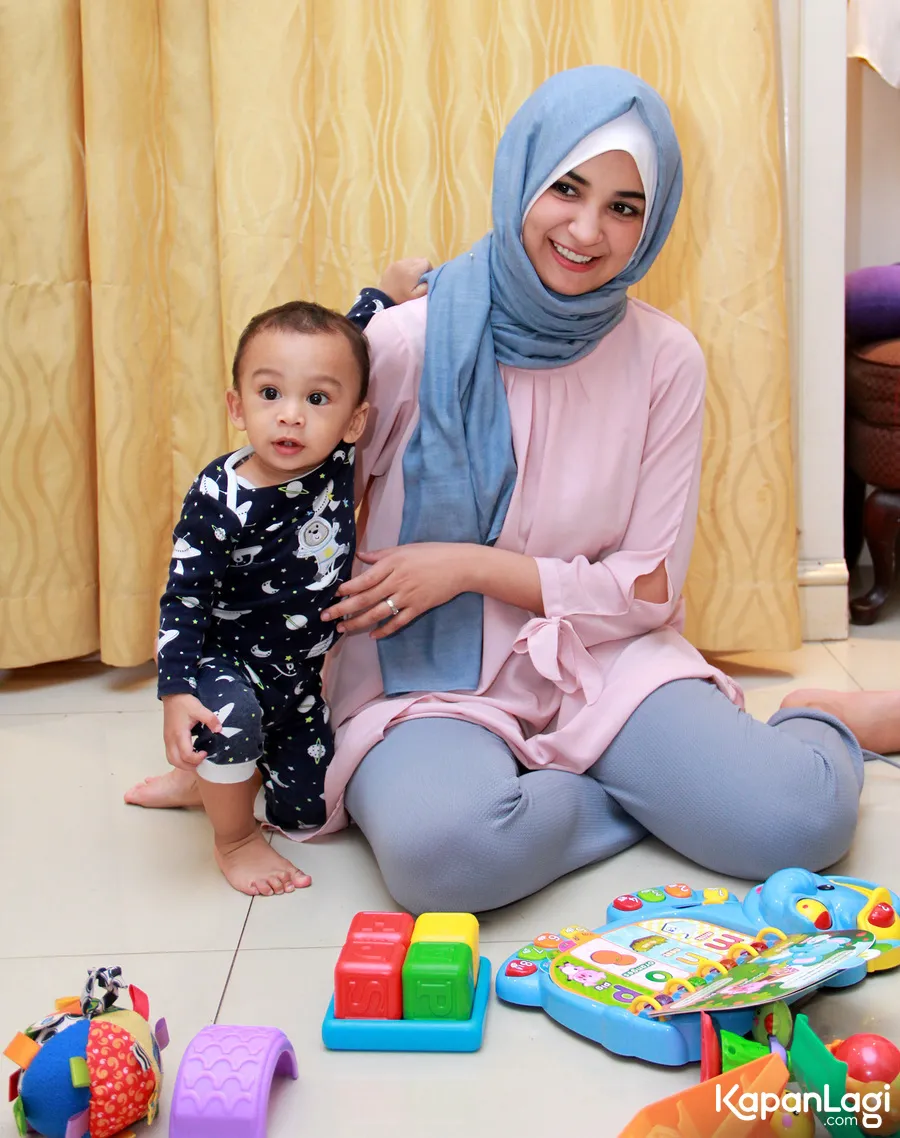 Shireen tak mau meninggalkan Adam kala syuting © KapanLagi.com®/Muhammad Akrom Sukarya