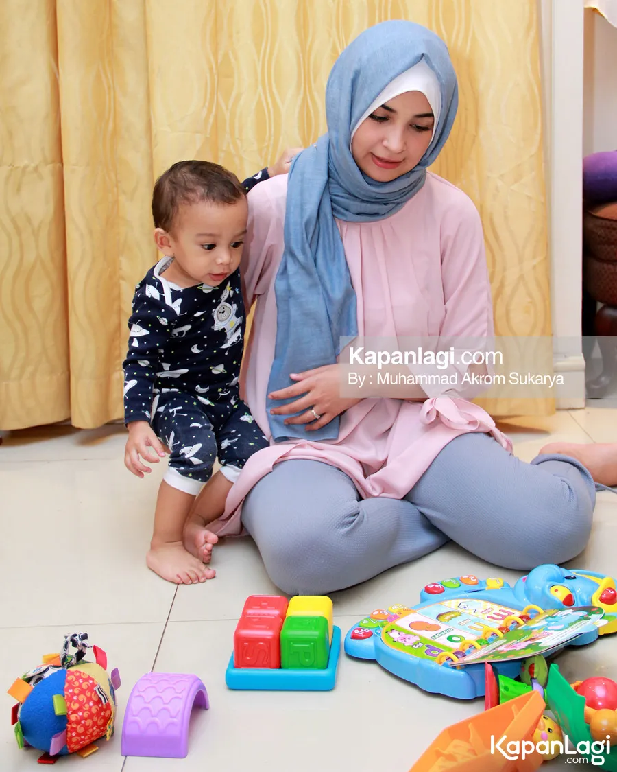 Shireen dan Adam bermain di lokasi syuting © KapanLagi.com®/Muhammad Akrom Sukarya