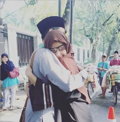 Shireen beri pelukan buat sang suami sebelum Wisnu pergi haji © Instagram.com/shireesungkar