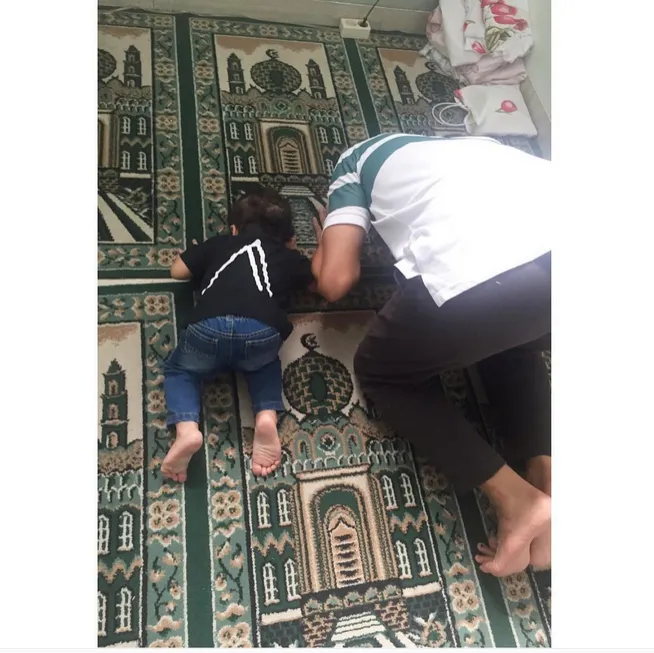 Baby Adam tiru ayahnya shalat © Instagram.com/shireensungkar