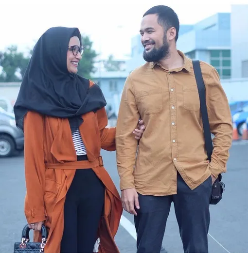 Tatapan mesra, begini keromantisan Shireen Sungkar dan Teuku Wisnu. /©instagram.com/shireensungkar