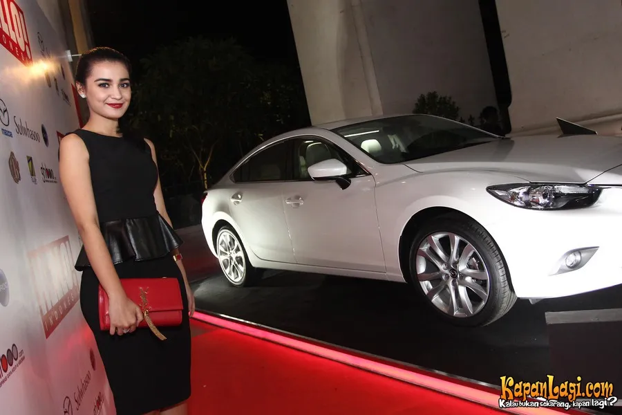 Shireen Sungkar harus memakai pacar dan menari di hadapan para tamu wanita.