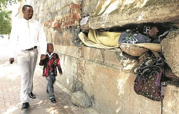 Pria ini tinggal di lubang tembok sebuah gedung di Afrika Selatan dan merasa nyaman-nyaman saja © mynewshub.cc