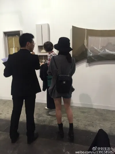 Song Hye Gyo mengamati karya seni © Liu Yujie's Weibo