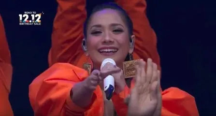 Penampilan lagu “Dance Tonight” oleh BCL