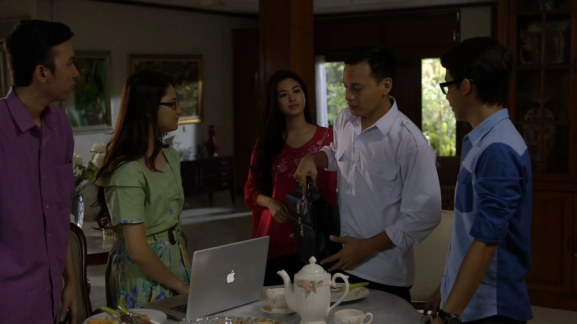 Nuansa keluarga bisa kalian rasakan di film 'JOKOWI ADALAH KITA' / © K2K Pictures