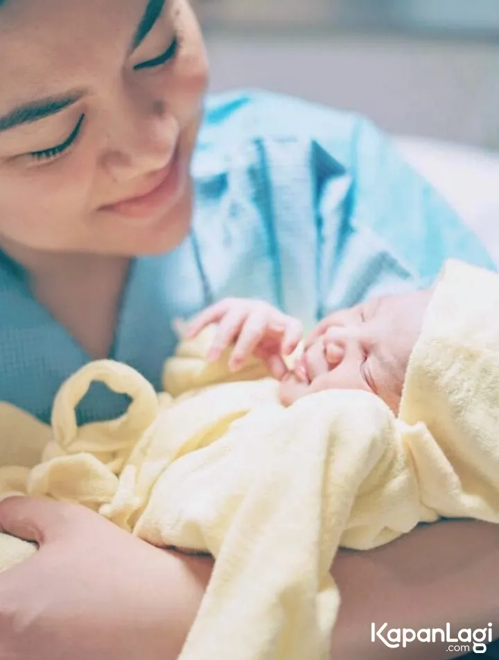 Vicky ikut kelas mengasuh bayi untuk mempersiapkan dirinya jadi ibu sempurna © KapanLagi.com®/Muhammad Akrom Sukarya