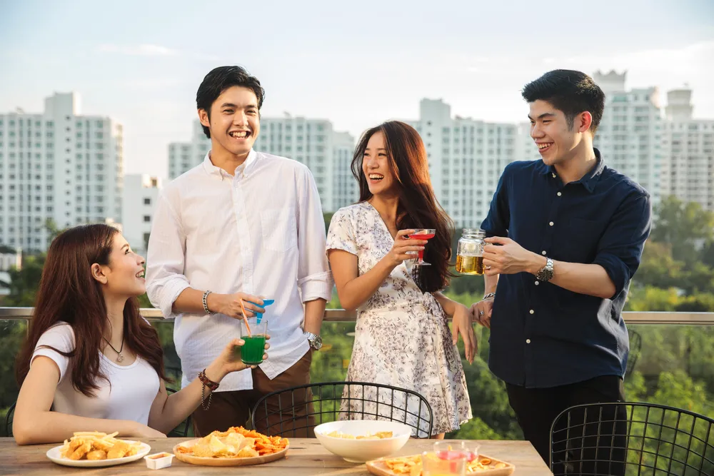 Akrab dengan keluarga dan teman dekat. (c) Shutterstock