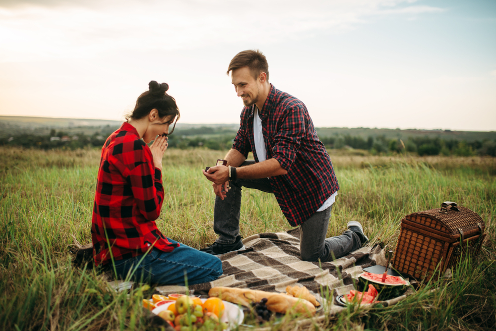 Mengajaknya piknik bisa menjadi ide lamaran unik dan berbeda. ©Shutterstock