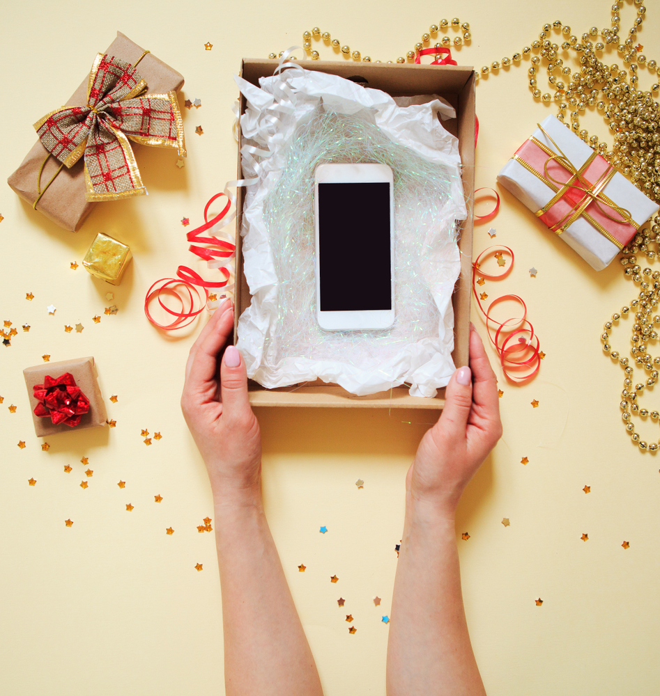 Smartphones are often an idea for chaebol-style hampers. (c) Shutterstock