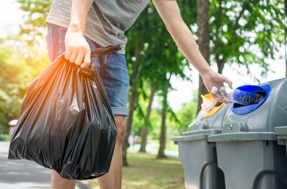 Ilustrasi memilah sampah plastik. (Shutterstock/Viewvie)