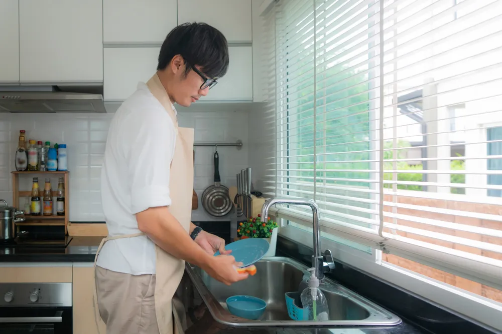 Ilustrasi membantu pekerjaan rumah tangga. Credit: Shutterstock.com