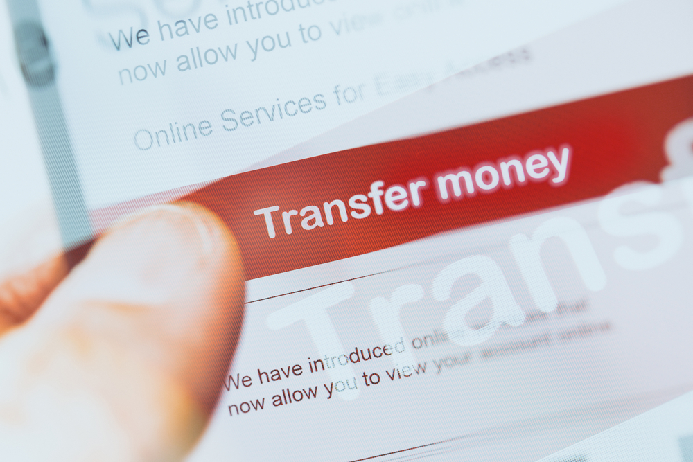 Kirim uang secara online. (c) Shutterstock/Feng Yu