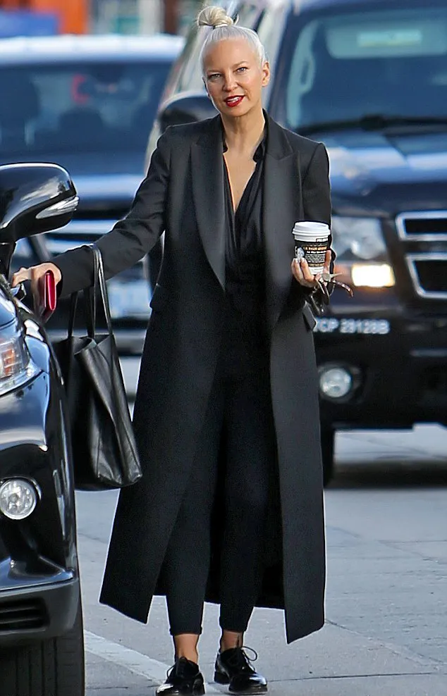 Inilah wajah asli Sia, cantik banget ya? ;) © Splashnews via dailymail.co.uk