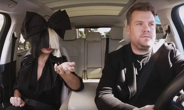 Seperti inilah penampilan Sia saat hadir di acara James Corden © CBS
