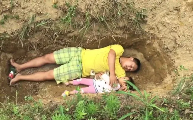 Foto Ayah Ajak Anak Tidur di Kuburan Jadi Viral, Alasannya Tragis Foto Ayah Ajak Anak Tidur di Kuburan Jadi Viral, Alasannya Tragis video viral info traveling info teknologi info seks info properti info kuliner info kesehatan foto viral dubai bertugas berita ekonomi