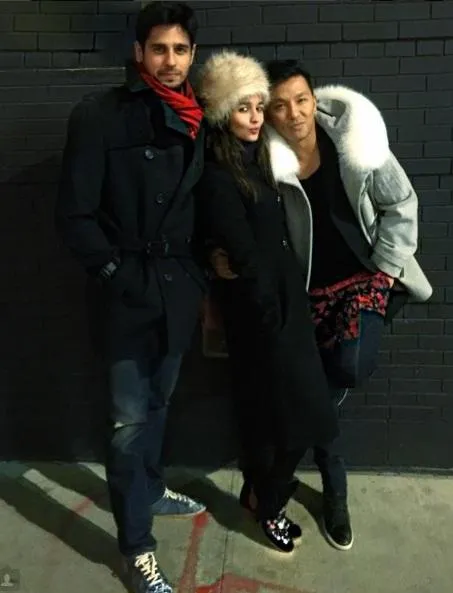 Ini dia pose Alia Bhatt dan Sidharth Malhotra di New York bareng desainer ternama © Pinkvilla.com