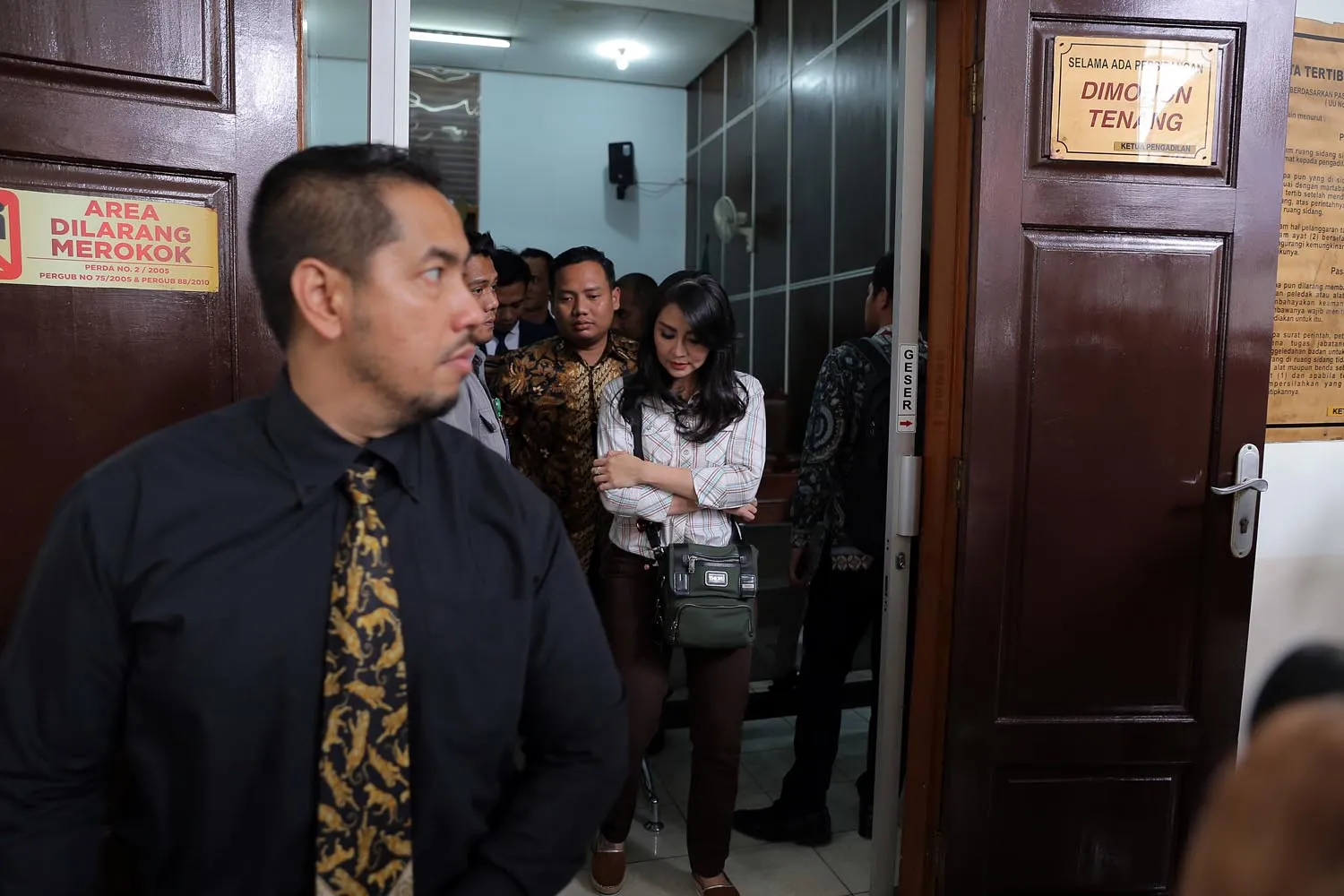 Sempat terdengar jeritan dari ruang sidang, Tessa Kaunang terbawa emosi karena ucapannya selalu disela Sandy Tumiwa © KapanLagi.com/Mathias Purwanto