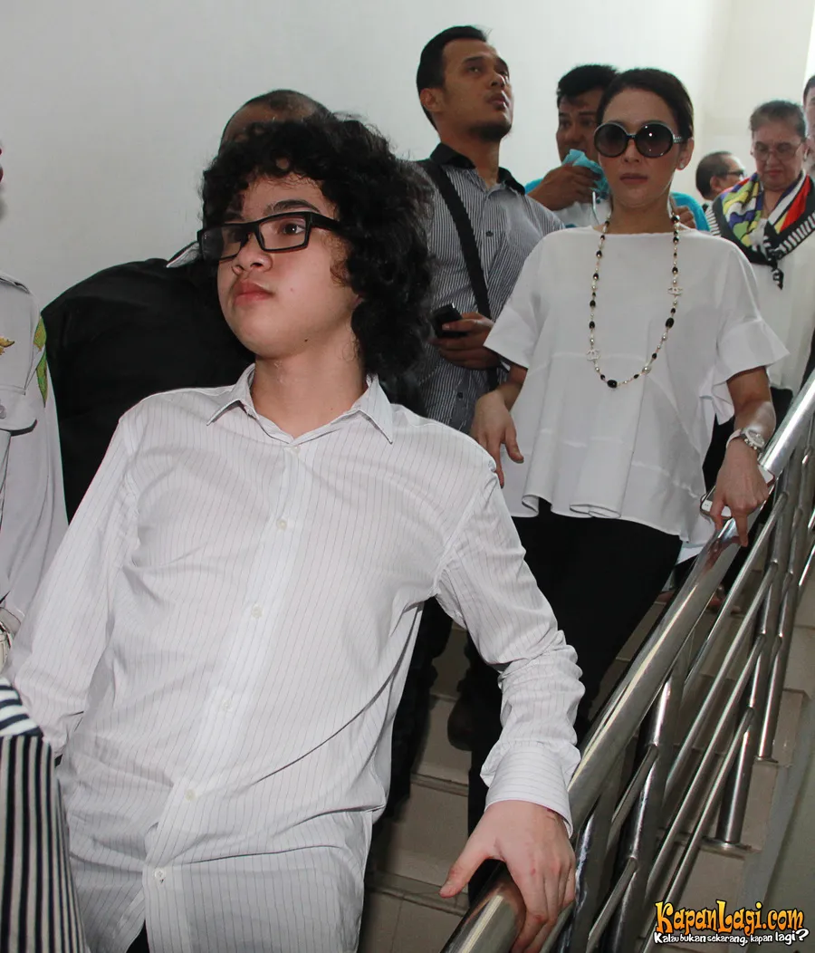 Maia selalu temani Dul saat sidang. @KapanLagi.com®/Agus Apriyanto
