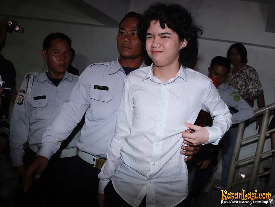 Demi AQJ, Maia akan berdampingan dengan Dhani. @KapanLagi.com®