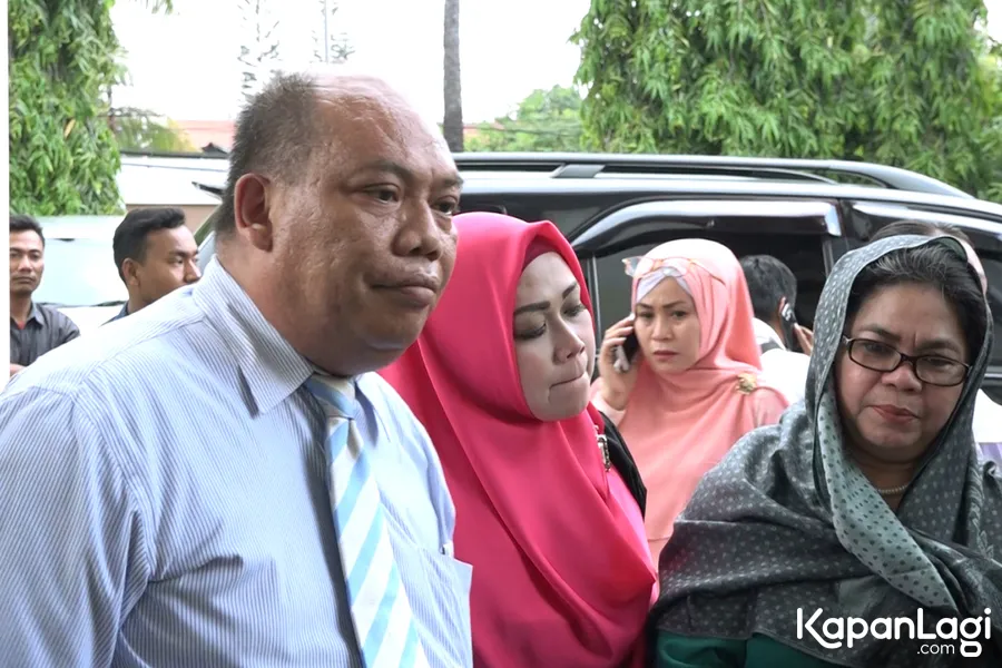 Pihak Risty Tagor dan Stuart Collin saling beradu argumen di depan media. ©KapanLagi.com/VJ Ade
